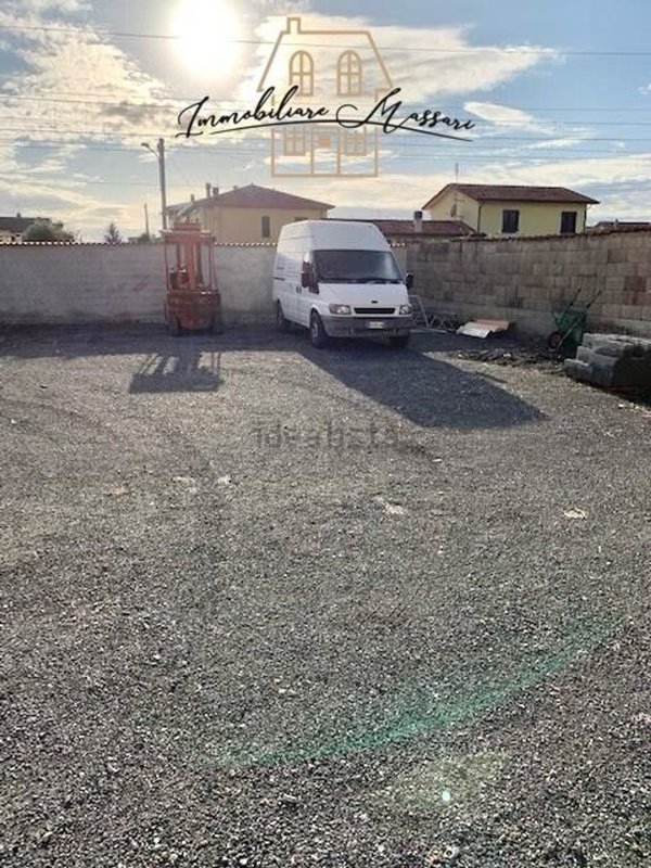 locale di sgombero in vendita a Luni in zona Dogana