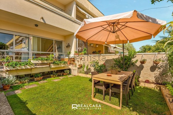 casa indipendente in vendita a Luni