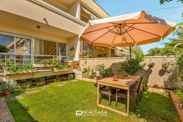 casa indipendente in vendita a Luni in zona Nicola