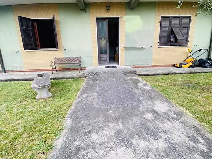 casa indipendente in vendita a Luni