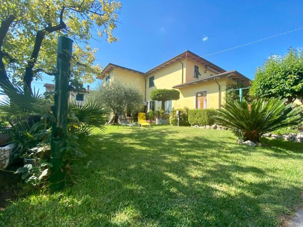 casa indipendente in vendita a Luni