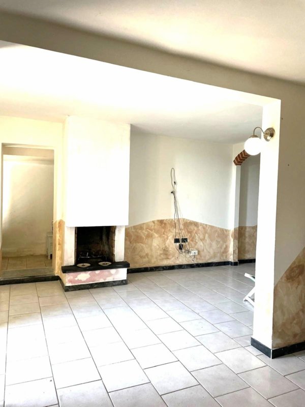 casa indipendente in vendita a Luni