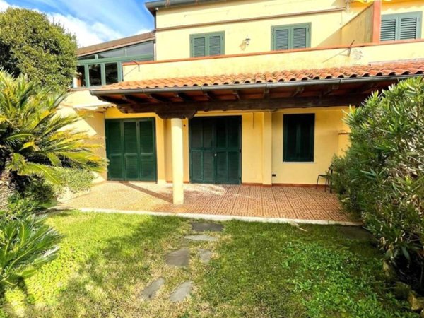 casa indipendente in vendita a Luni