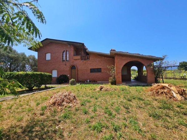 casa indipendente in vendita a Luni in zona Dogana