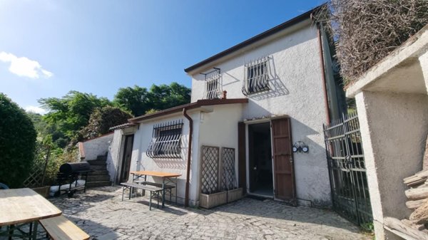casa indipendente in vendita a Luni