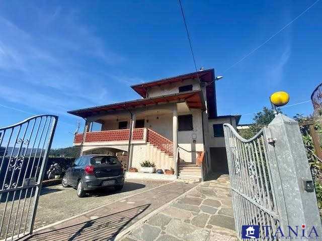 casa indipendente in vendita a Luni in zona Casano
