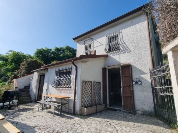 casa indipendente in vendita a Luni