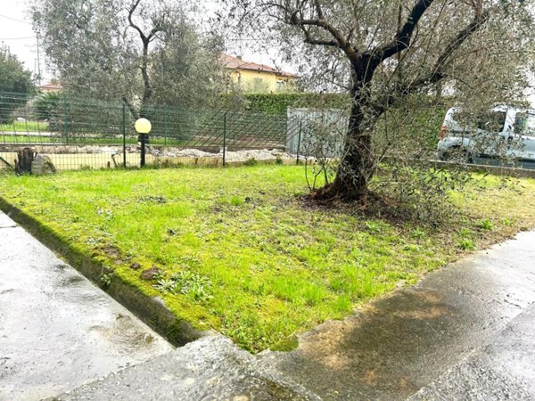 casa indipendente in vendita a Luni in zona Isola