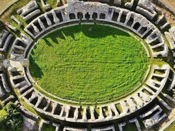 appartamento in vendita a Luni in zona Dogana