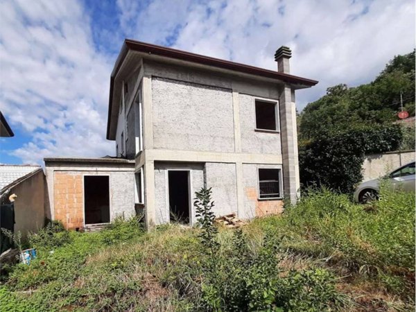 casa indipendente in vendita a Luni in zona Casano