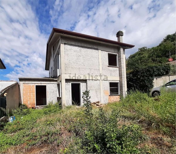 casa indipendente in vendita a Luni