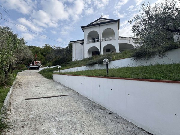 casa indipendente in vendita a Luni