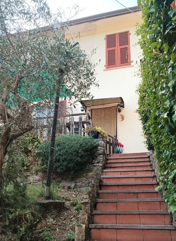 casa indipendente in vendita a Luni in zona Casano