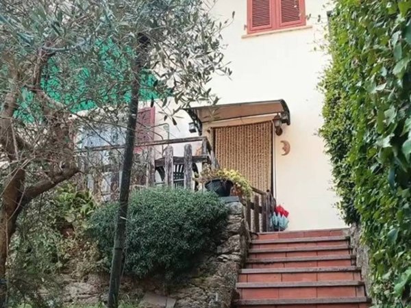 casa indipendente in vendita a Luni in zona Casano