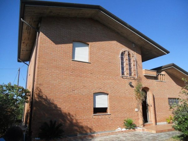 casa indipendente in vendita a Luni
