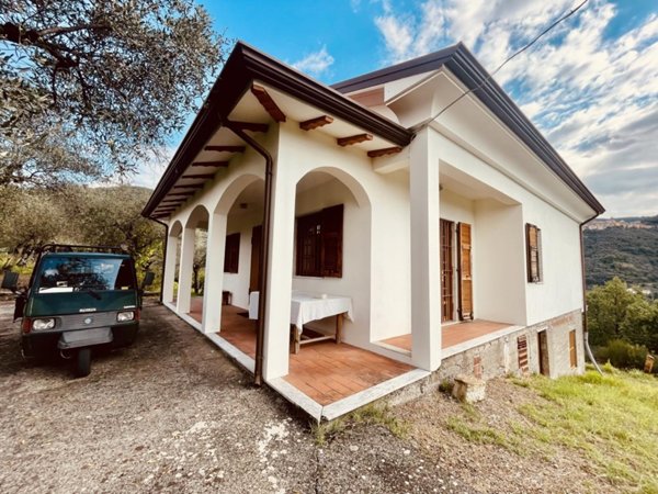casa indipendente in vendita a Luni