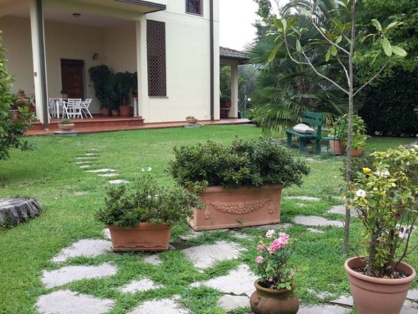 casa indipendente in vendita a Luni in zona Dogana