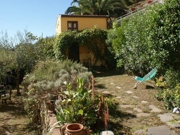 casa indipendente in vendita a Luni in zona Casano