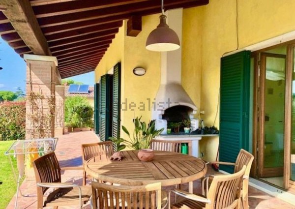 casa indipendente in vendita a Luni