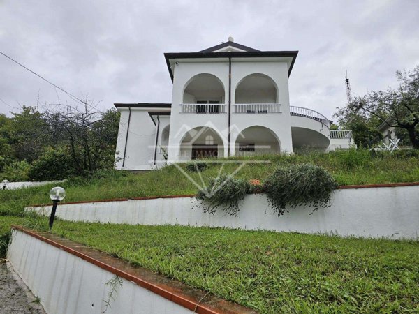 casa indipendente in vendita a Luni in zona Nicola
