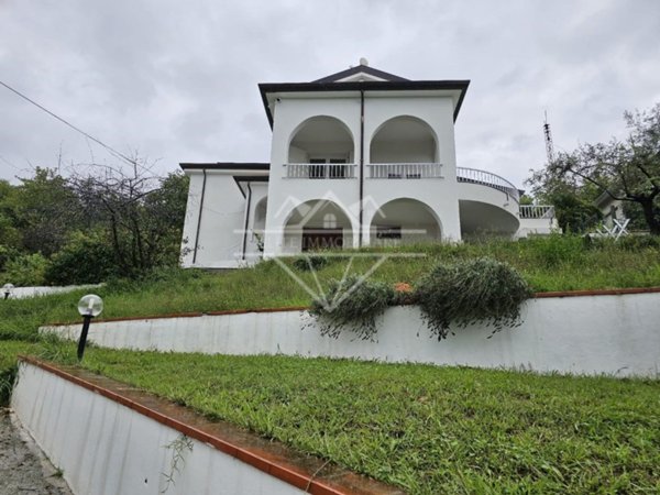 casa indipendente in vendita a Luni