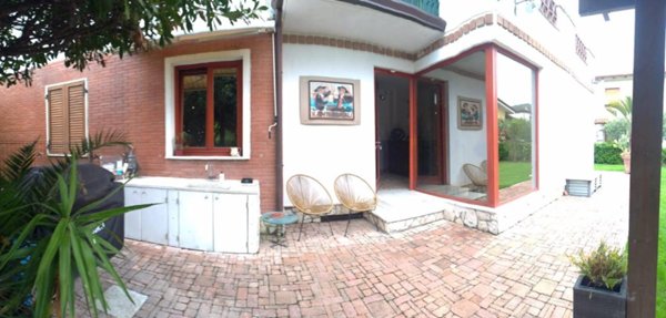casa indipendente in vendita a Luni