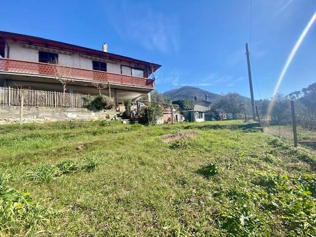 casa indipendente in vendita a Luni