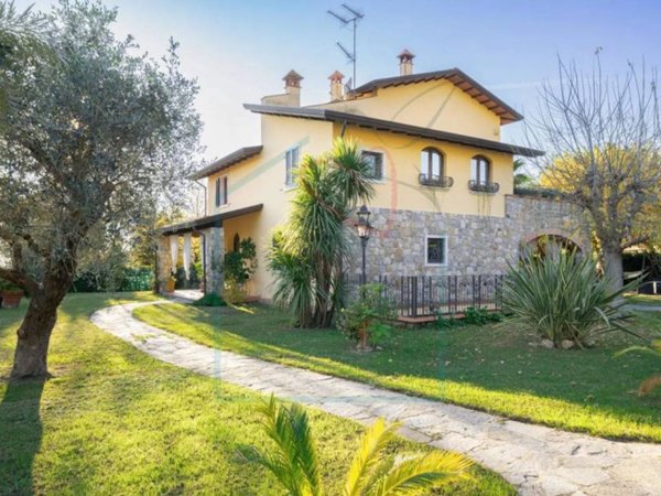 casa indipendente in vendita a Luni in zona Dogana