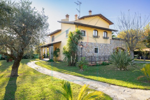 casa indipendente in vendita a Luni