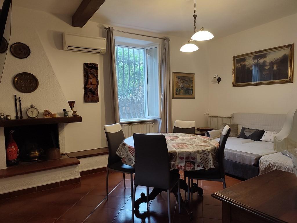 casa indipendente in vendita a Luni