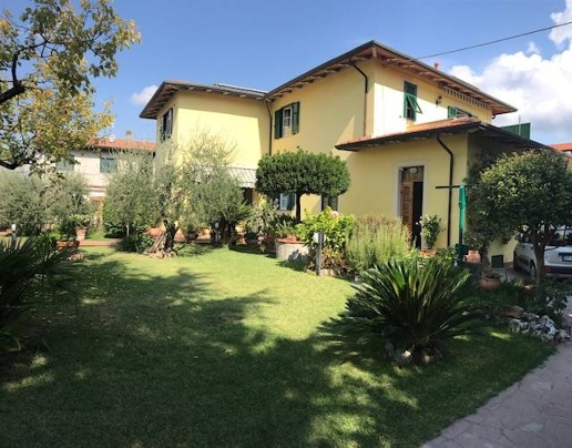 casa indipendente in vendita a Luni in zona Dogana