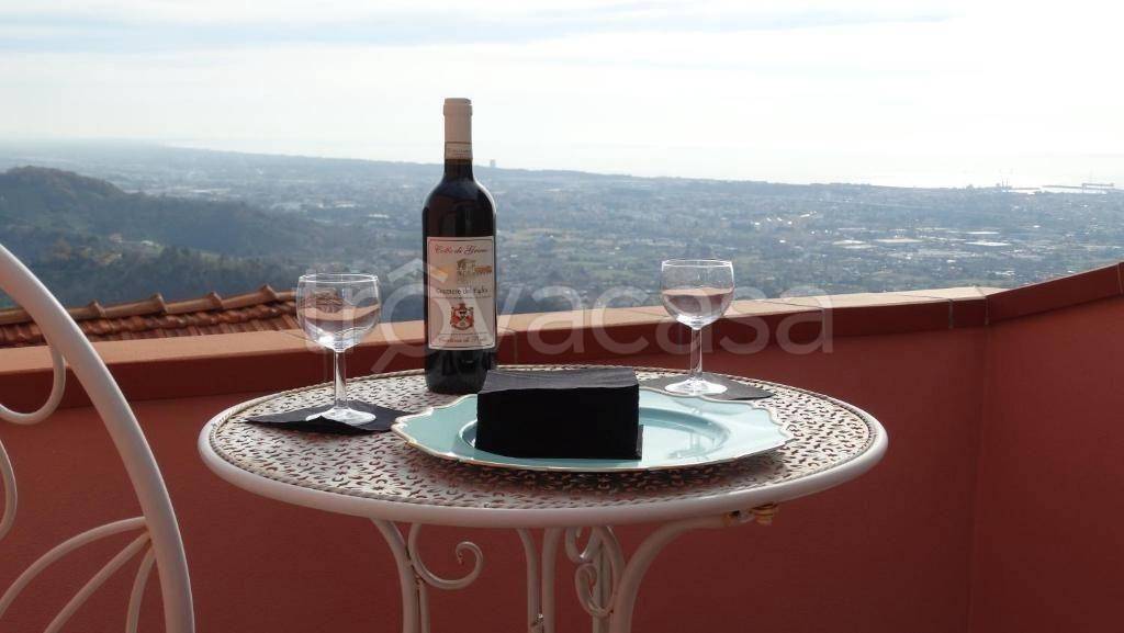 casa indipendente in vendita a Luni in zona Nicola