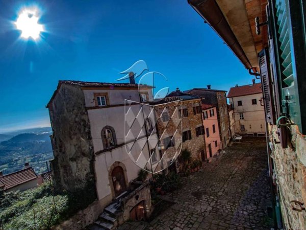 appartamento in vendita a Luni in zona Nicola