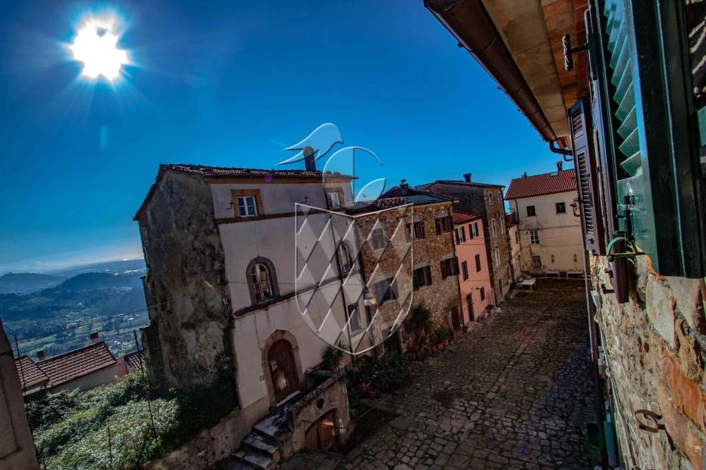 appartamento in vendita a Luni in zona Nicola
