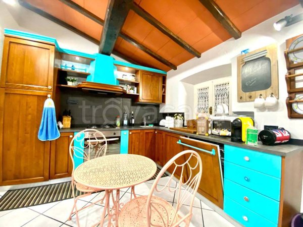 casa indipendente in vendita a Luni in zona Nicola