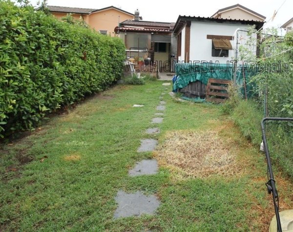 casa indipendente in vendita a Luni in zona Dogana