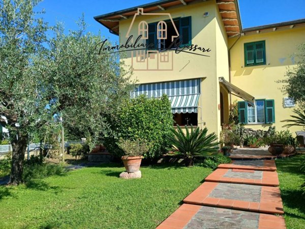 appartamento in vendita a Luni in zona Isola