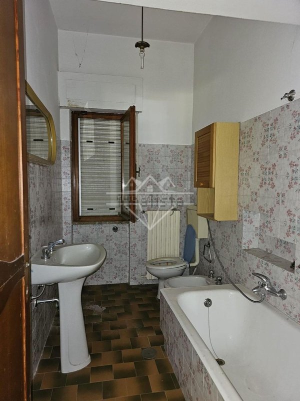 casa indipendente in vendita a Luni