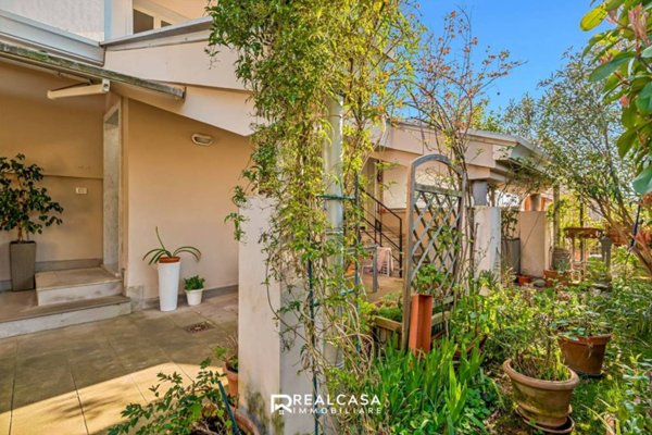 casa indipendente in vendita a Luni