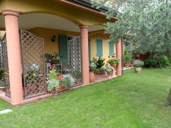 casa indipendente in vendita a Luni