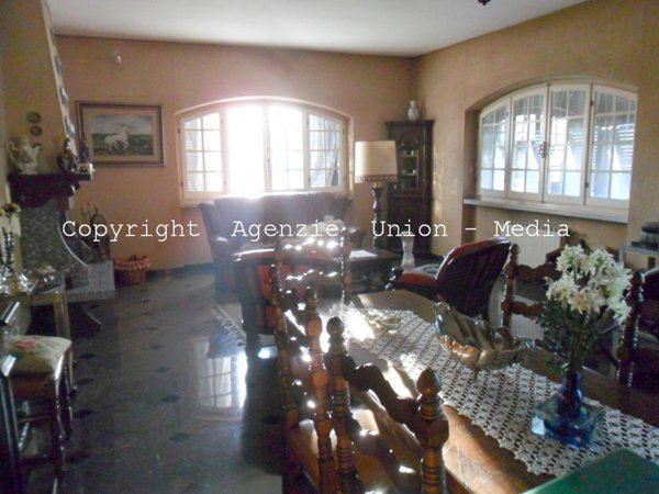 casa indipendente in vendita a Luni