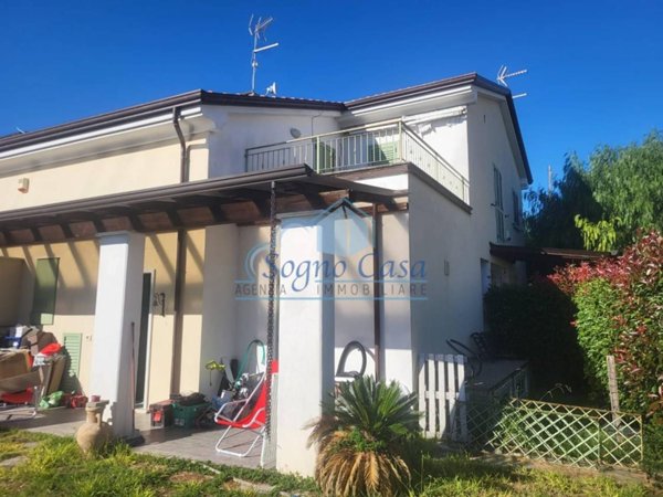 casa indipendente in vendita a Luni in zona Dogana