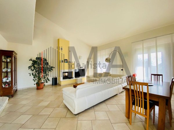 casa indipendente in vendita a Luni in zona Casano