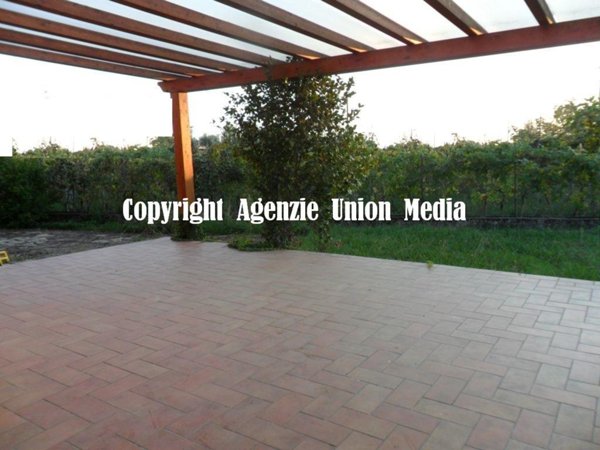 casa indipendente in vendita a Luni