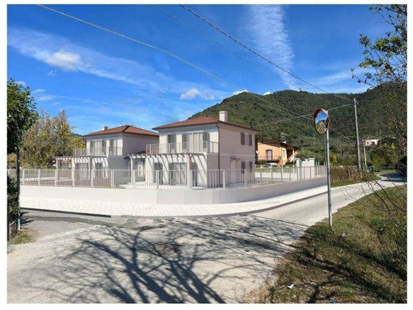 casa indipendente in vendita a Luni in zona Isola