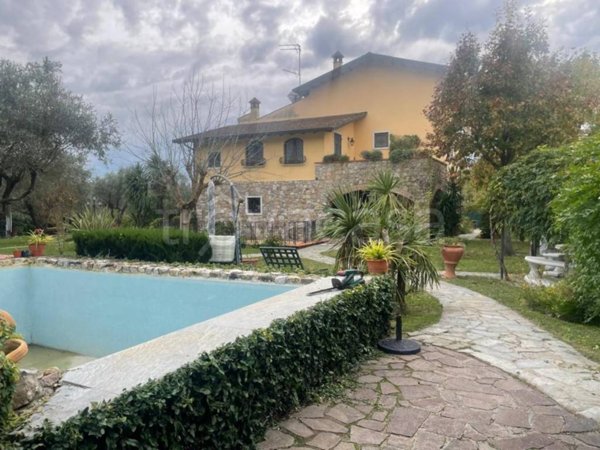 casa indipendente in vendita a Luni in zona Isola