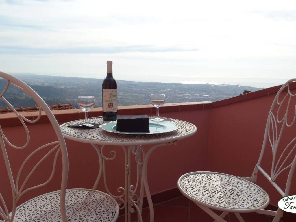 casa indipendente in vendita a Luni in zona Nicola