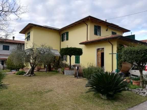 casa indipendente in vendita a Luni in zona Casano