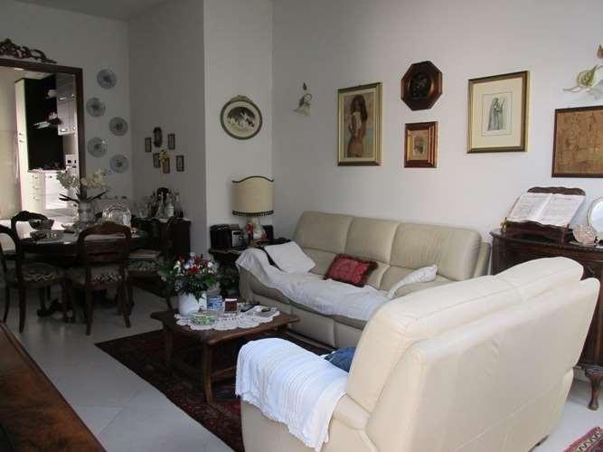 negozio in vendita a Luni in zona Dogana