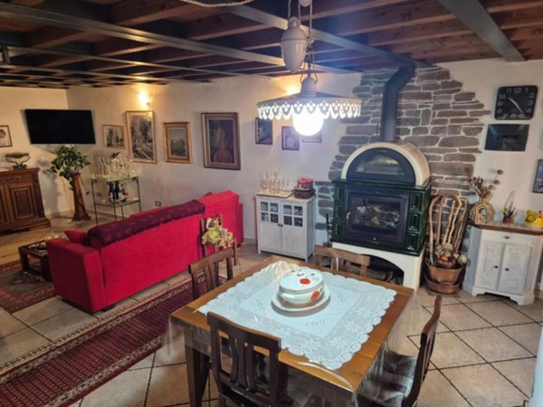 casa indipendente in vendita a Luni